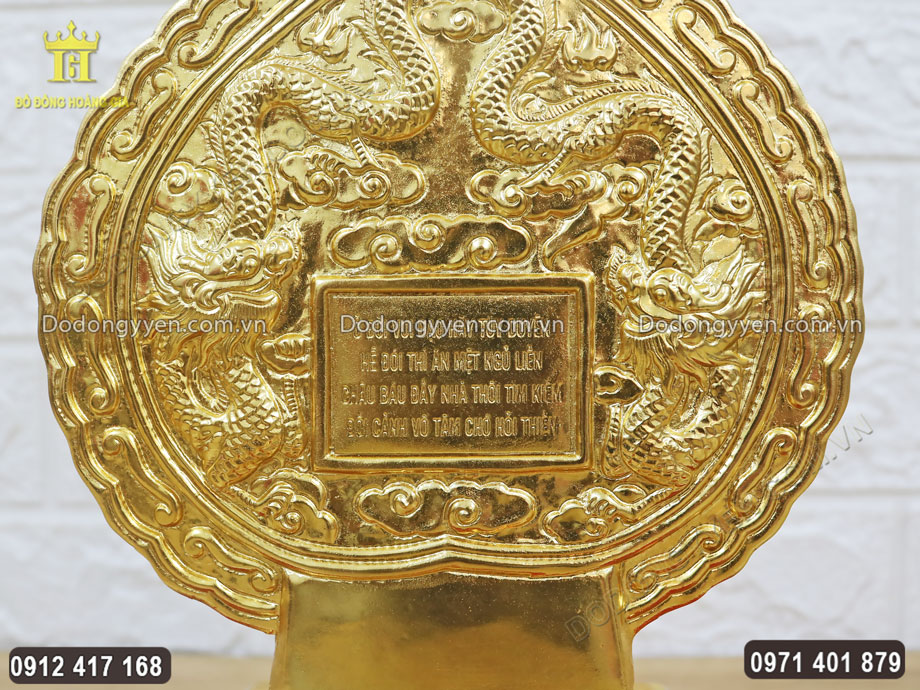 Phần giữa c&ograve;n chạm chữ với nội dung về Đạo Phật